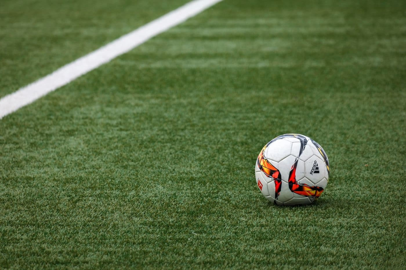 Işıklandırılmış stadyumda oynanan futbol maçı